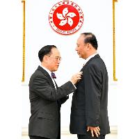 2008年吳晢歆永遠名譽社長接受特首頒授榮譽勳銜