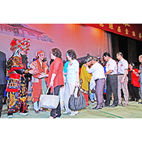 理事們感謝演員落力演出