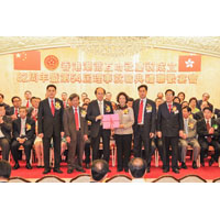 主禮嘉賓、全國政協常委戴德豐博士向理事長余潔儂、副理事長楊劍青、陳賢豪、陳生好、陳燦標頒發選任書